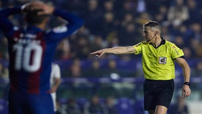 أتليتكو مدريد يسخر من أداء التحكيم في مباراة الريال (صورة)