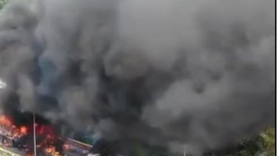 اندلاع النيران بشاحنة مساعدات أمريكية على الحدود الكولومبية –الفنزويلية (فيديو)