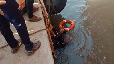 سقوط بحارة من مركب LIon في ميناء دمياط (صور)