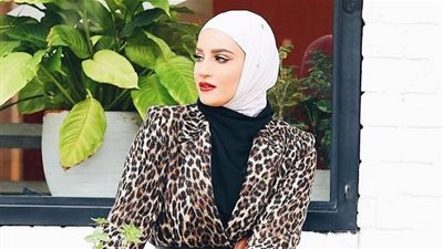 طرق مختلفة لارتداء الحجاب الأبيض على طريقة الفاشينيستا دلال الدوب (صور)