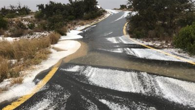 أمطار غزيرة وبَرَد يزينان 