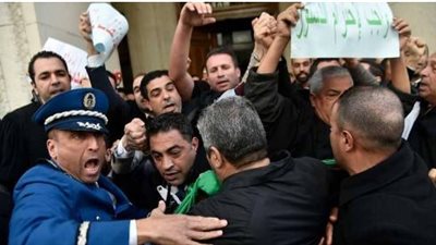 قوات الأمن تمنع طلاب جامعة الحزائر من الاحتجاج