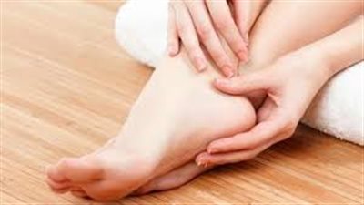وصفة لترطيب القدمين بسهولة.. جربيها  (فيديو)