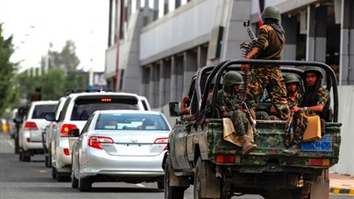 عاجل.. توقف موكب المبعوث الدولي أثناء القصف الحوثي