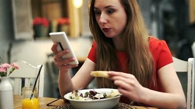 دراسة توضح ضرر استخدام الأجهزة الذكية أثناء الطعام