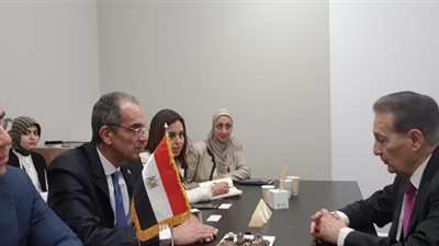 وزير الاتصالات يبحث مع مسئولي شركة 
