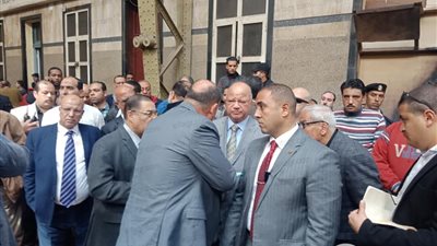 محافظ القاهرة يصل محطة سكك حديد مصر لتفقد حريق القطار (صور)