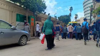 أهالي مصابي حادث قطار محطة مصر ينتظرون ذويهم أمام دار الشفاء (صور)