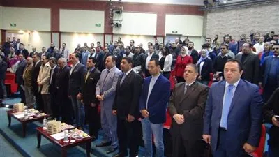 وزير الشباب والرياضة يقف دقيقة حداد علي شهداء حادث قطار محطة مصر..