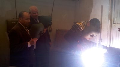 تفعيلا للمبادرة الرئاسية 'صناعية مصر' : مدير التعليم الفنى بالقليوبية يتفقد طلاب المدارس الفنية داخل الورش  (صور)