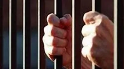 حبس 3 عاطلين لتعديهم على جارهم بأسلحة بيضاء بالتجمع 