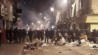 الجزائر: اشتباكات بين قوات الشرطة والمتظاهرين قرب قصر الرئاسة 