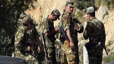 الجيش الجزائري يدمر قنابل ويوقف مهربين ومهاجرين غير شرعيين