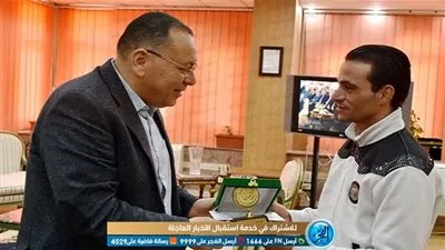 محافظ الشرقية يُكرم بطل إنقاذ مصابي حادث قطار محطة مصر ابن مركز أبو حماد