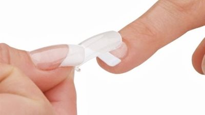 بالفيديو.. أفضل طريقة لتنظيف الأظافر الصناعية وتلوينها