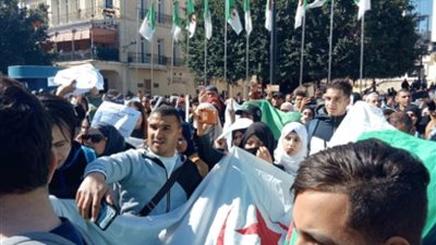أمن الجزائر يستخدم خراطيم المياه لتفريق تظاهرات طلابية