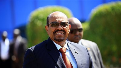 البشير يهدي عدد من الأطفال السودانيين 