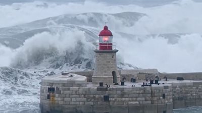 موجات عاصفة تضرب منارة على ارتفاع 30 قدم فى مالطا (فيديو)