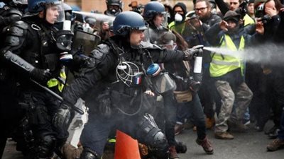 ضابط فرنسى يعتدى على ناشط ذا إعاقة جسدية (فيديو)