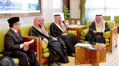 أمير الرياض يستقبل مدير جامعة الإمام المكلف وعدد من قضاة ماليزيا