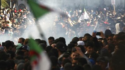 الخارجية الأمريكية: نراقب الوضع بالجزائر وندعم حق الشعب في التظاهر