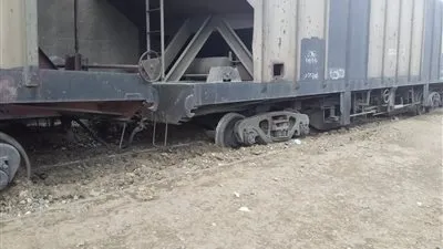 شاهد.. خروج قطار بضائع عن القضبان بمحطة 