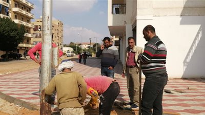 بدء أعمال صيانة أعمدة الإنارة بالعاشر من رمضان (صور)