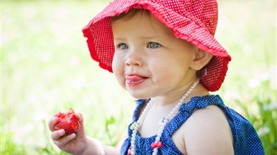 تعرفي على فوائد الفراولة للطفل