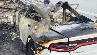 اشتعال سيارة ووفاة اثنين يغلق جسر الملك فهد 