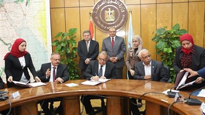وزيرا قطاع الأعمال العام والقوى العاملة يشهدان توقيع اتفاقية باستفادة العاملين بـ 