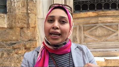 ولاء الشاذلي.. احترفت فن الحرق على الخشب وصار منتجها مطلوبًا في مصر وخارجها (فيديو وصور)