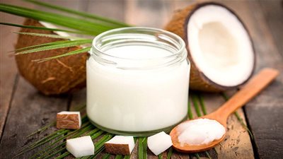 جربي وصفات زيت جوز الهند لفرد الشعر المجعد بطريقة طبيعية