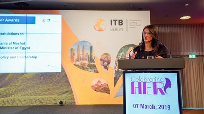 رانيا المشاط تتسلم جائزة من المنظمة الدولية للسلام خلال مشاركتها في بورصة برلين