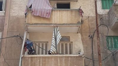 انهيار جزئي بعقار دون إصابات في الإسكندرية (صور)