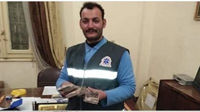 موظفان بإسعاف المنيا يعيدان 96 ألف جنيه عثرا عليها في حادث سيارة