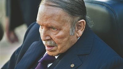 الجزائر: الحزب الحاكم يعلن رغبة بوتفليقة في تسليم آمن للسلطة