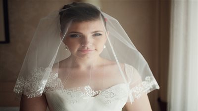 طرق مبتكرة لتنسيق طرح العروس مع فساتين الزفاف (صور)