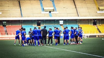 لاسارتي يعقد محاضرة قبل المران الأخير للأهلي في الكونغو