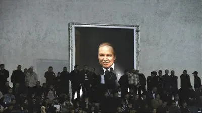 مصادر طبية: بوتفليقة يتغذى ويتنفس اصطناعيا