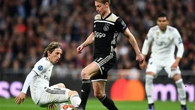 برشلونة يفرض شرطا غريبا في عقد دي يونج 