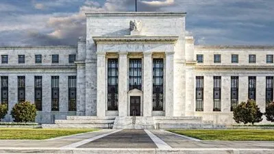 الاحتياطي الفيدرالي يعتزم التخفيف من عقوبات المصارف الكبيرة 