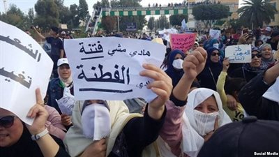 بالصور.. المتظاهرون الجزائريون يرفعون شعارات 