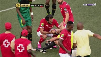 حكم مباراة الأهلي وفيتا كلوب يسقط على الأرض (فيديو وصور)