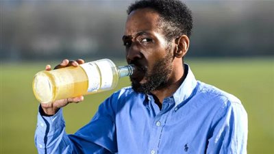 بريطاني يشرب نصف لتر من بوله يوميا.. والسبب غير متوقع! (صور)