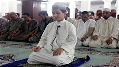 تعرف على حكم من يسبق الإمام في صلاة الجماعة