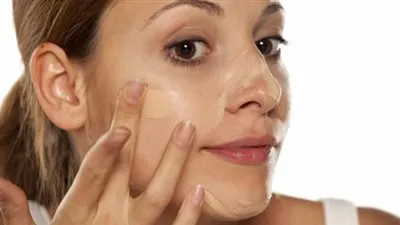 إليكِ هذه الطريقة لتفادي أخطاء وضع كريم الأساس