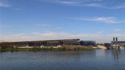 محافظ قنا يتابع سير العمل بمحور 