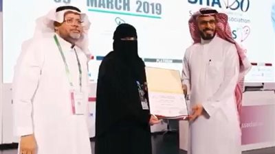 الفالح وخان يكرمان مديرة التمريض بصحة تبوك نوضة الجهني