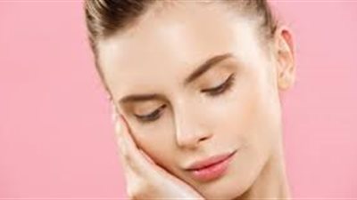 كيف تجعلين بشرتك نقية ورطبة؟ (فيديو)