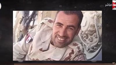 شاهد.. زوجة الشهيد أحمد الجعفري تبكي وتعرض مقتنياته على الهواء